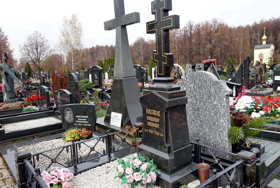 Очерченный позолоченной гравировкой крест на резном пьедестале
